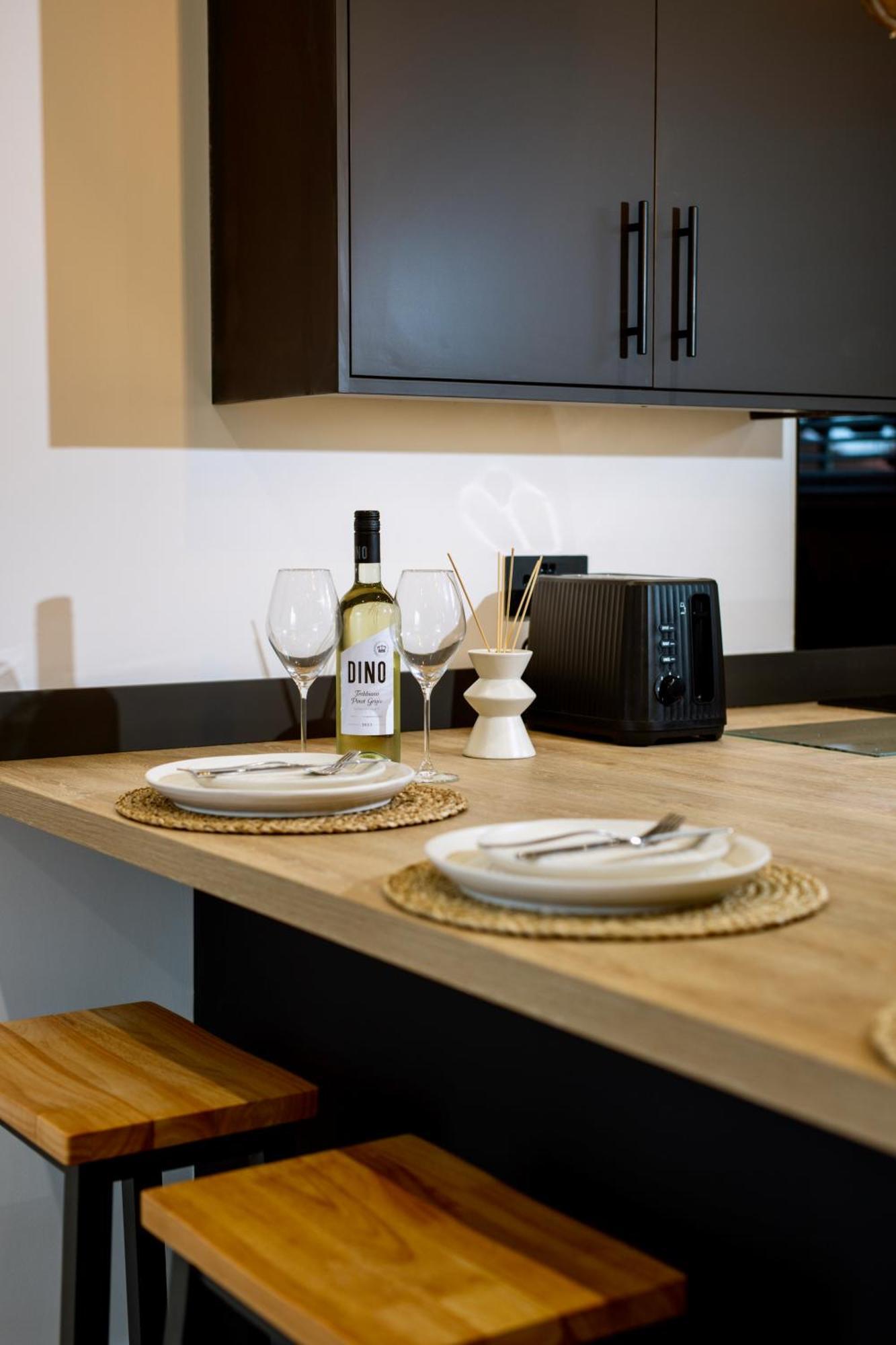 No 85 Apartment *